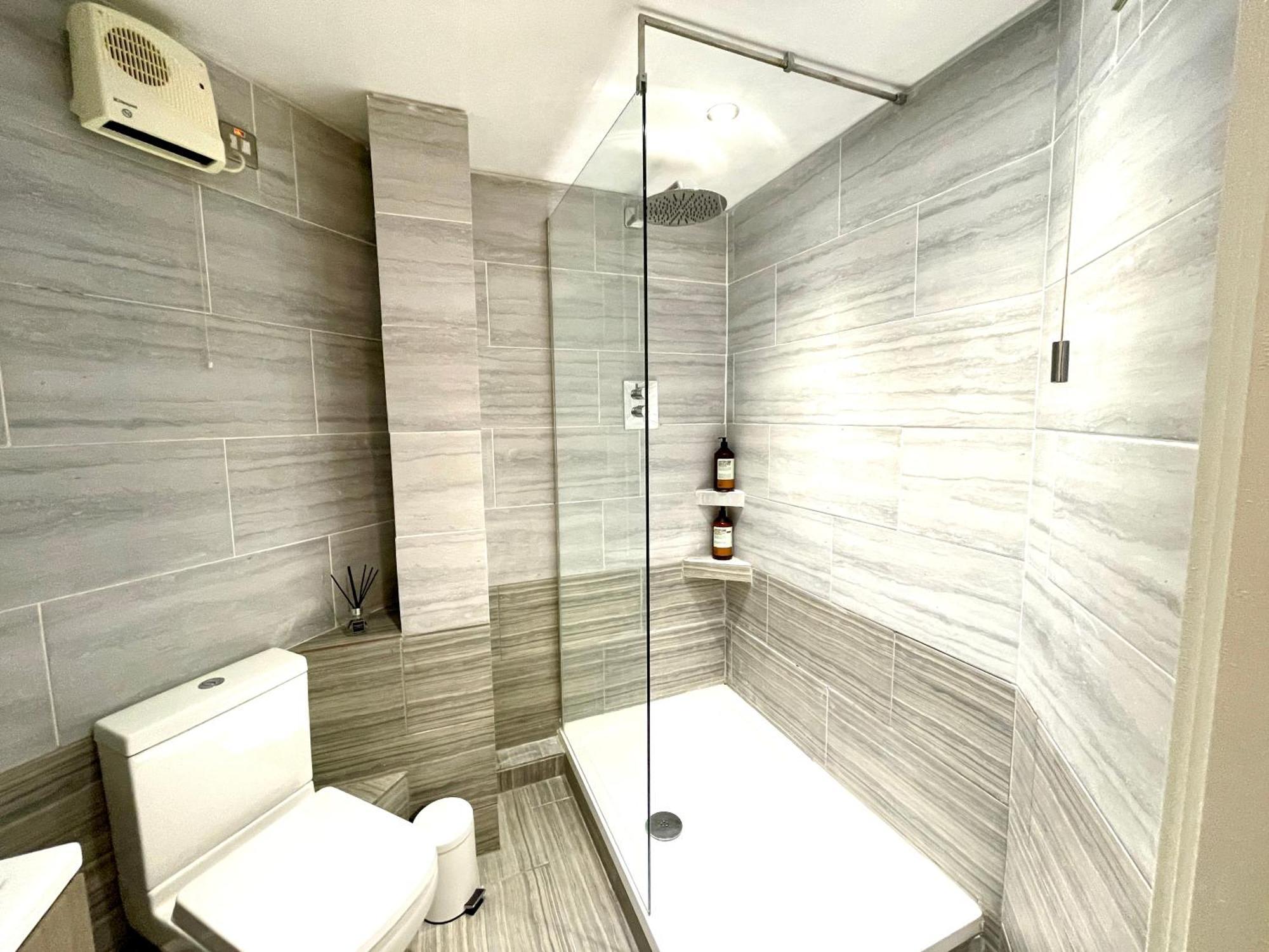 Rnm - Business Professionals Stay, Walsall City Centre, 2 Bedroom With Ensuite And Bathroom, Entire Place, Kitchen & Washroom With Amenities, Smart Tv, Easy Access, Fast Wifi, Parking Nearby, Great Transport Links 沃尔索尔 外观 照片