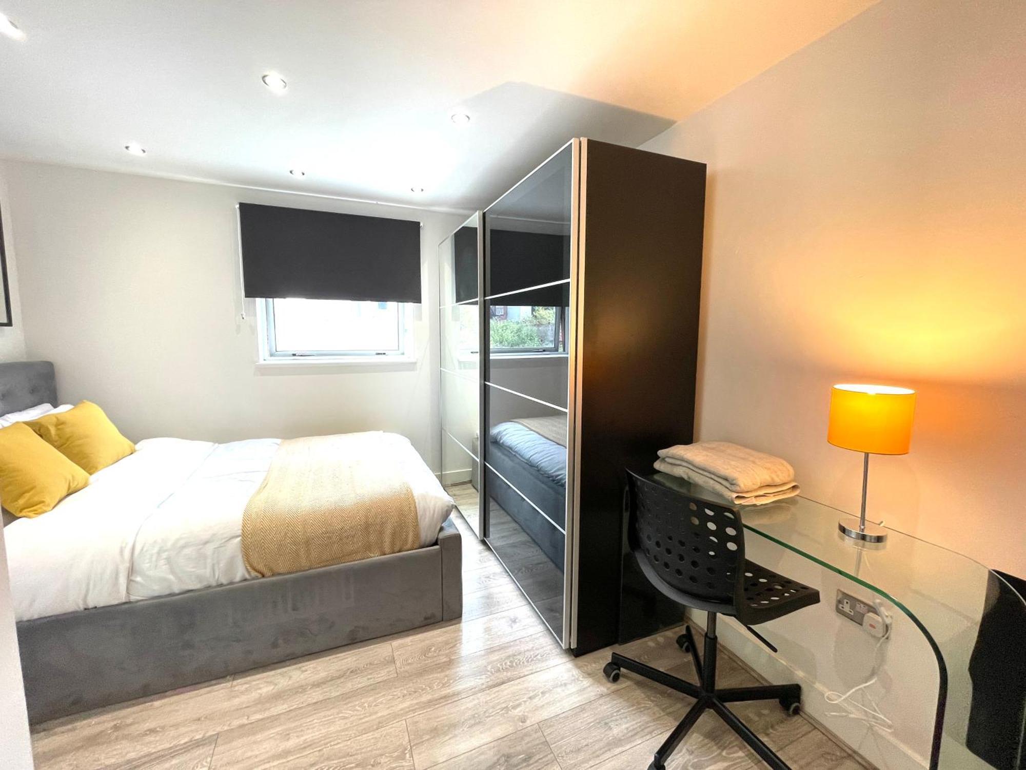 Rnm - Business Professionals Stay, Walsall City Centre, 2 Bedroom With Ensuite And Bathroom, Entire Place, Kitchen & Washroom With Amenities, Smart Tv, Easy Access, Fast Wifi, Parking Nearby, Great Transport Links 沃尔索尔 外观 照片