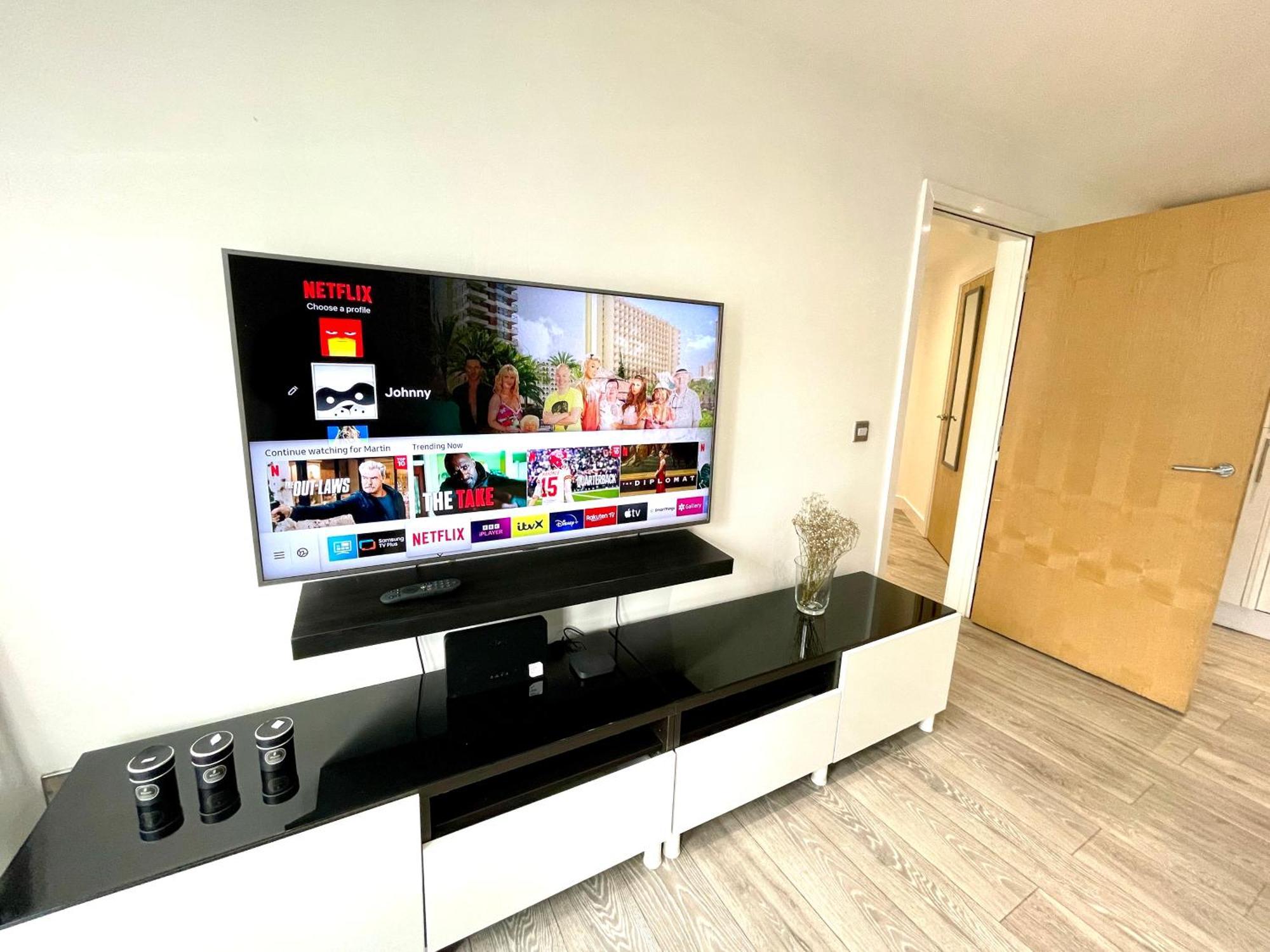 Rnm - Business Professionals Stay, Walsall City Centre, 2 Bedroom With Ensuite And Bathroom, Entire Place, Kitchen & Washroom With Amenities, Smart Tv, Easy Access, Fast Wifi, Parking Nearby, Great Transport Links 沃尔索尔 外观 照片