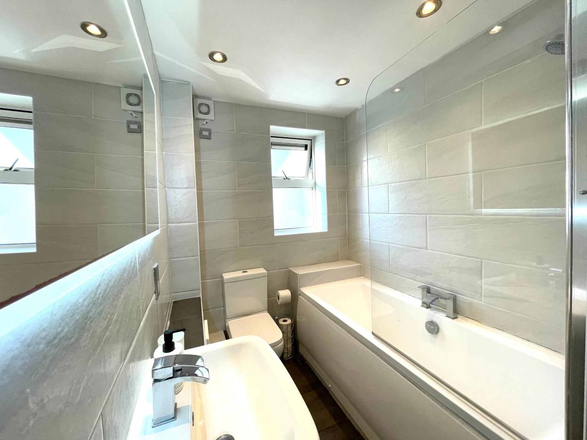 Rnm - Business Professionals Stay, Walsall City Centre, 2 Bedroom With Ensuite And Bathroom, Entire Place, Kitchen & Washroom With Amenities, Smart Tv, Easy Access, Fast Wifi, Parking Nearby, Great Transport Links 沃尔索尔 外观 照片