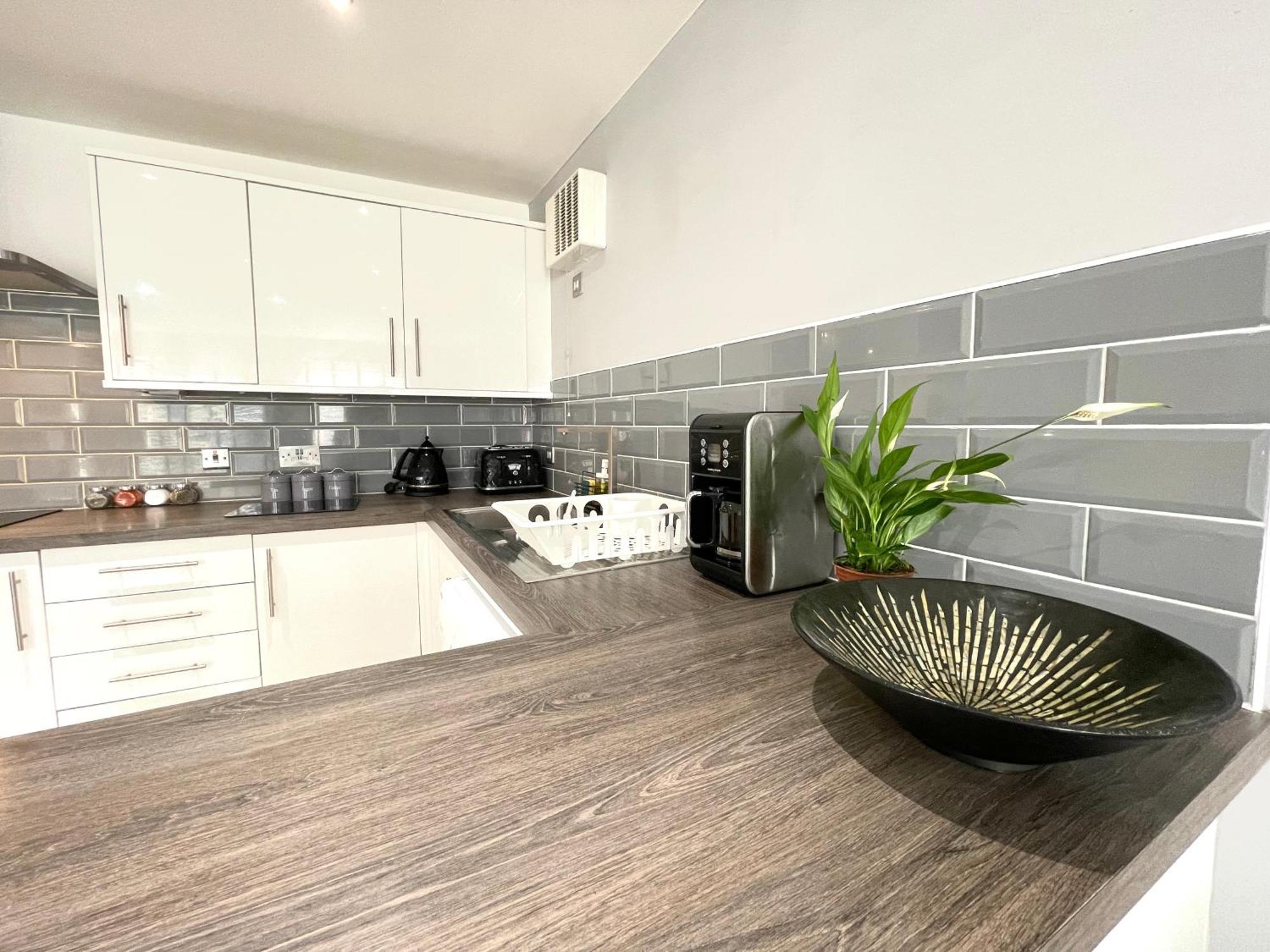Rnm - Business Professionals Stay, Walsall City Centre, 2 Bedroom With Ensuite And Bathroom, Entire Place, Kitchen & Washroom With Amenities, Smart Tv, Easy Access, Fast Wifi, Parking Nearby, Great Transport Links 沃尔索尔 外观 照片