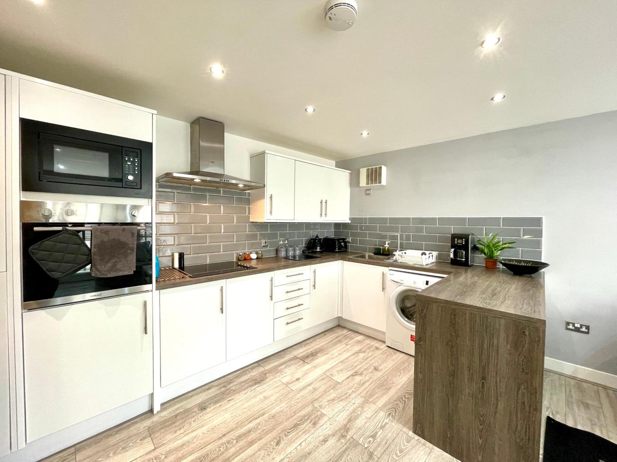 Rnm - Business Professionals Stay, Walsall City Centre, 2 Bedroom With Ensuite And Bathroom, Entire Place, Kitchen & Washroom With Amenities, Smart Tv, Easy Access, Fast Wifi, Parking Nearby, Great Transport Links 沃尔索尔 外观 照片